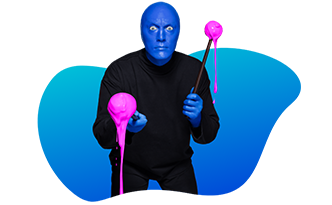 Blue Man con baquetas cubiertas de pintura