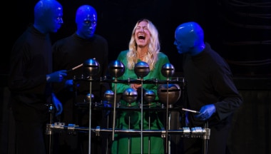 Blue Men con un voluntario en el escenario