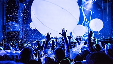 Multitud con globos Blue Man Group Orlando