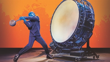 Blue Man tocando el gran tambor