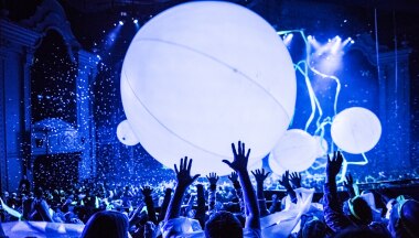 multitud con globos brillantes