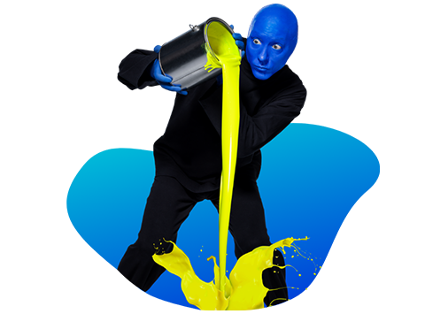 Blue Man derramando cubo de pintura amarilla