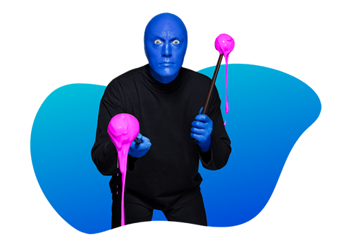 Blue Man con baquetas cubiertas de pintura