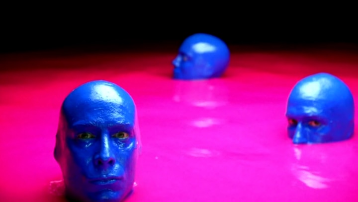 Blue Men en piscina rosa